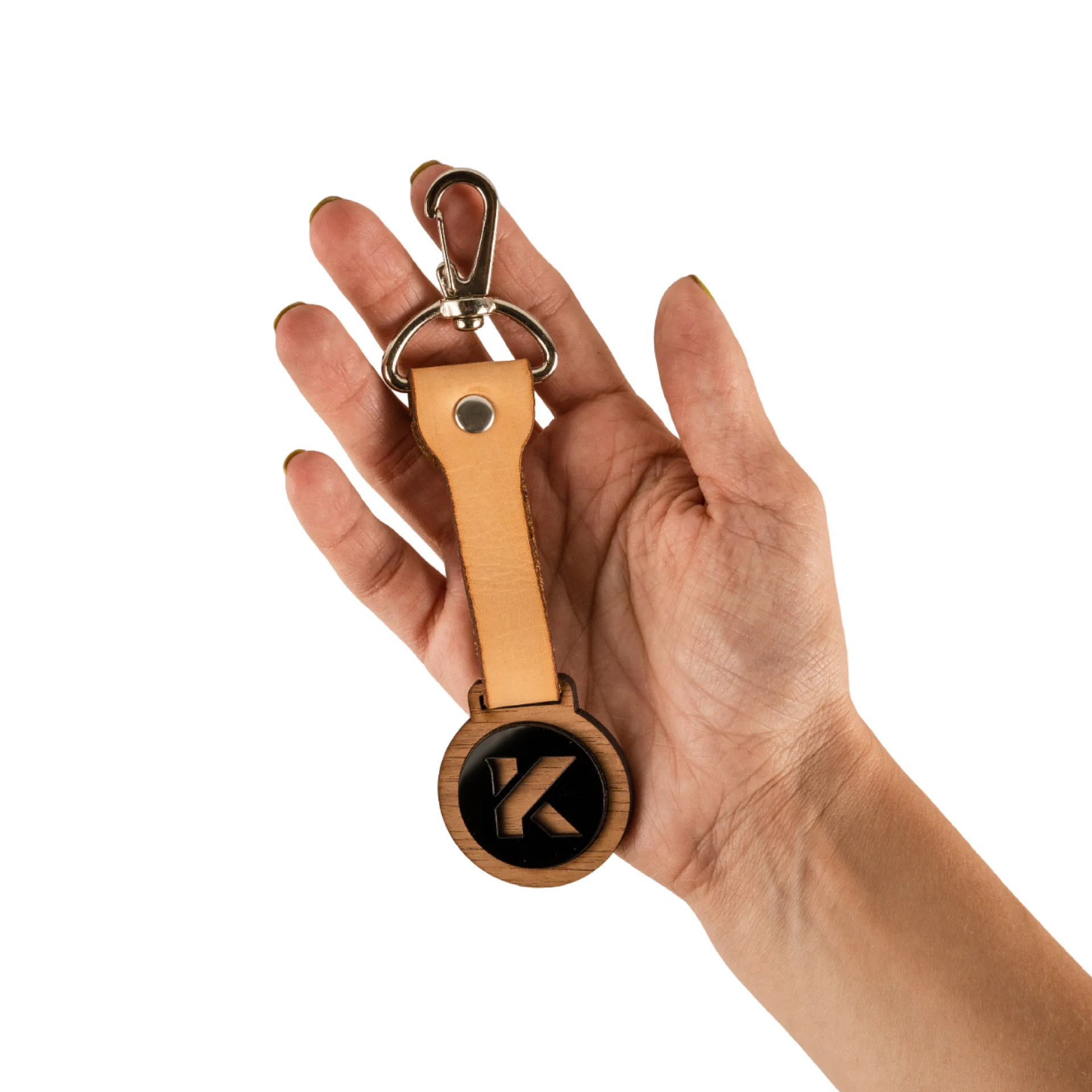 Llavero de cuero con mosqueton, madera y acrilico negro