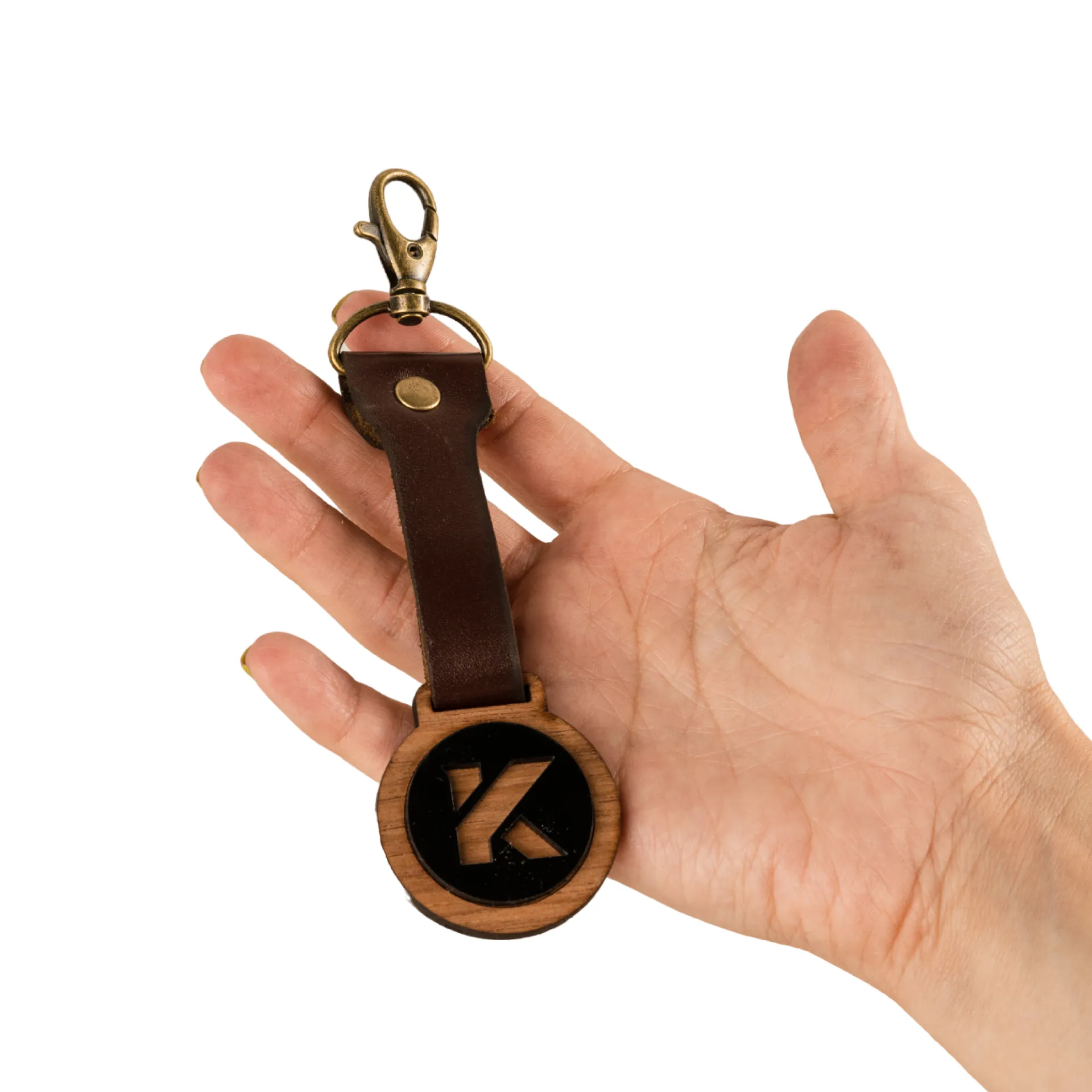 Llavero de cuero con mosqueton, madera y acrilico negro