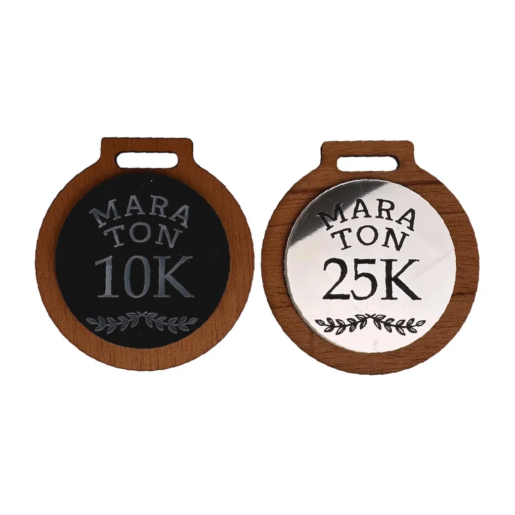 Medalla de madera y acrilico negro o plastico bicapa